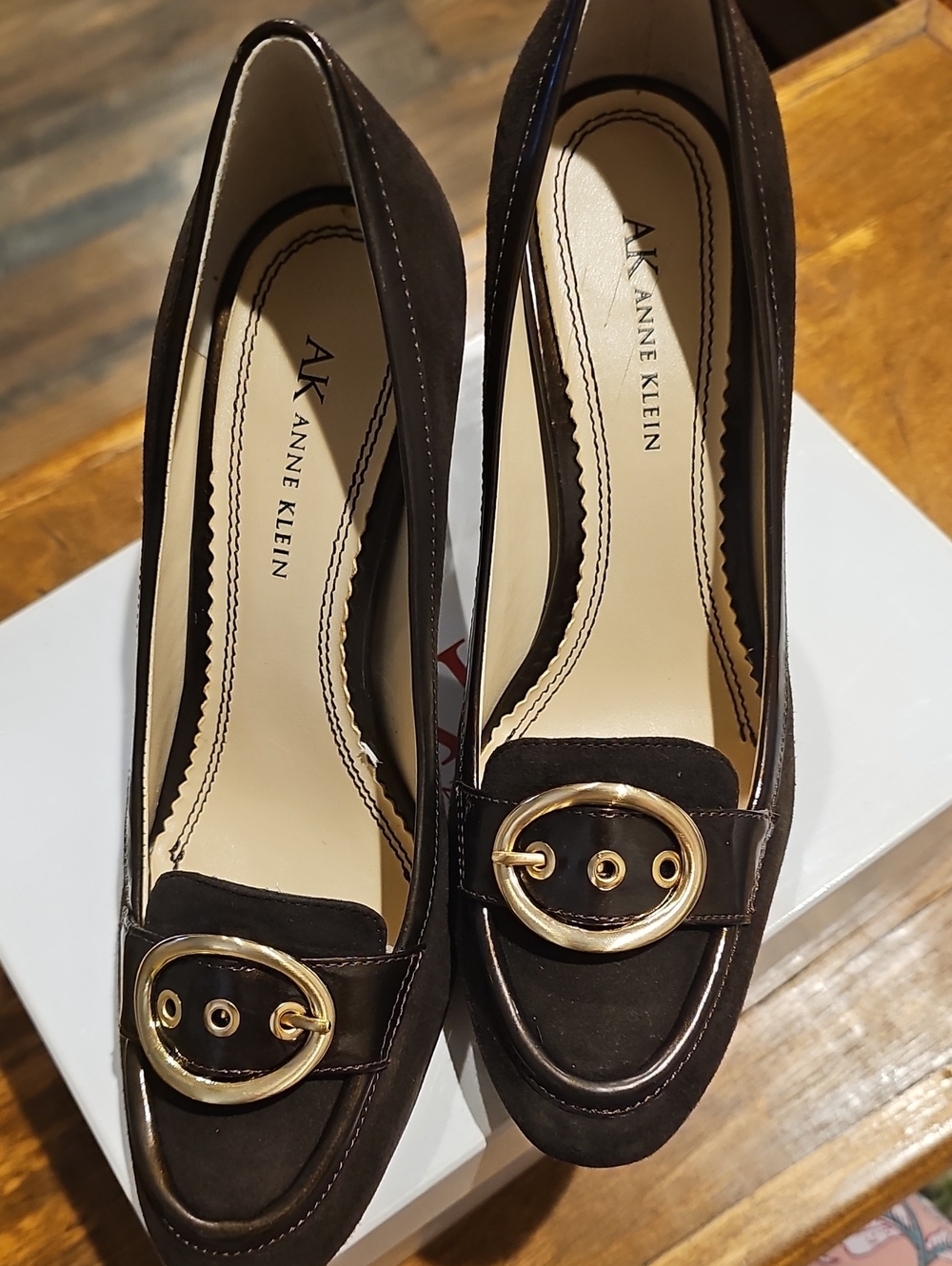 NEW! Anne Klein Dark Brown SUEDE Loafer Heels with Gold Buckle Accent (Size 8m)